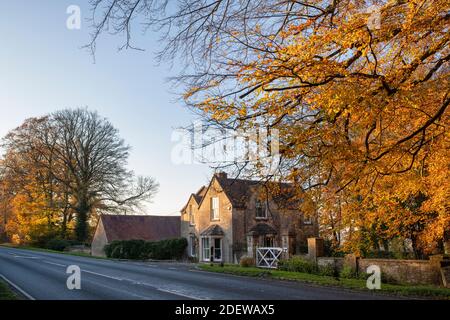 Il Lodge vicino a Little Barrington in autunno sera tramonto luce. Cotswolds, Gloucestershire, Inghilterra Foto Stock