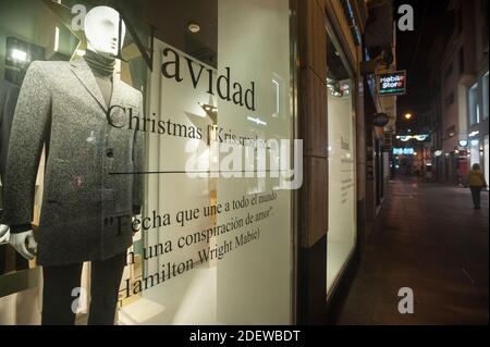 Malaga, Spagna. 01 dicembre 2020. Un manichino è visto esposto in un negozio su una Calle Nueva vuota dopo una chiusura obbligatoria delle attività non essenziali, in mezzo a pandemia di coronavirus. Il governo andaluso dice che la regione ha battuto la curva della seconda ondata. Nel tentativo di prevenire la diffusione della malattia del coronavirus, l'Andalusia manterrà la continuità delle restrizioni obbligatorie fino al 10 dicembre. Credit: SOPA Images Limited/Alamy Live News Foto Stock