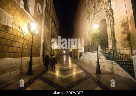 Malaga, Spagna. 01 dicembre 2020. Le persone camminano lungo un vuoto 'sta. Maria 'dopo una chiusura obbligatoria delle attività non essenziali, in mezzo alla pandemia coronavirus. Il governo andaluso dice che la regione ha battuto la curva della seconda ondata. Nel tentativo di prevenire la diffusione della malattia del coronavirus, l'Andalusia manterrà la continuità delle restrizioni obbligatorie fino al 10 dicembre. Credit: SOPA Images Limited/Alamy Live News Foto Stock