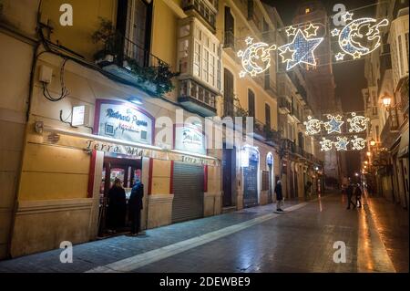 Malaga, Spagna. 01 dicembre 2020. Si vedono persone che prendono via il cibo al ristorante Terra mia su una via vuota Molina Larios dopo una chiusura obbligatoria delle attività non essenziali, in mezzo a pandemia di coronavirus. Il governo andaluso dice che la regione ha battuto la curva della seconda ondata. Nel tentativo di prevenire la diffusione della malattia del coronavirus, l'Andalusia manterrà la continuità delle restrizioni obbligatorie fino al 10 dicembre. Credit: SOPA Images Limited/Alamy Live News Foto Stock