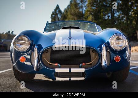 Placerville, Stati Uniti d'America - 25 novembre 2020: Classica auto muscolare americana rara, convertibile vintage blu 1967 Ford Shelby Cobra 427 Foto Stock