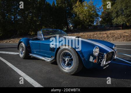 Placerville, Stati Uniti d'America - 25 novembre 2020: Classica auto muscolare americana rara, convertibile vintage blu 1967 Ford Shelby Cobra 427 Foto Stock