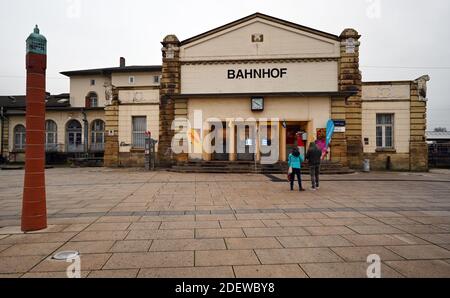 Gotha, Germania. 01 dicembre 2020. La stazione ferroviaria di Gotha. Qui è allegata una targa commemorativa. Commemora gli ebrei che sono stati deportati dalla stazione ai campi di concentramento e di sterminio tra il 1942 e il 1945. Sette giovani di Gotha di età compresa tra i 13 e i 19 anni hanno affrontato il passato ebraico della città e la sua commemorazione in due video fatti da soli. I risultati del formato 'Memory Walk' sono ora disponibili sulla piattaforma video YouTube e sul sito della Fondazione Castello di Friedenstein. Credit: Martin Schutt/dpa-Zentralbild/dpa/Alamy Live News Foto Stock