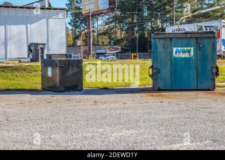 Augusta, GA USA - 12 01 20: Pattumiera e contenitore per il riciclaggio dell'olio Foto Stock