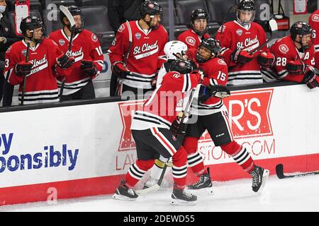 1° dicembre, 2020 St. Cloud state Huskies forward Michah Miller (15) e il difensore di St. Cloud state Huskies Brady Ziemer (2) fanno sandwich a un giocatore del Michigan occidentale davanti alla propria panca, che dura una partita di hockey maschile della NCAA D1 tra la St. Cloud state University Huskies e i Broncos del Michigan occidentale a Baxter arena di Omaha, Nebraska, sede dell'NCHC ''Hub'' dove i primi 38 giochi NCHC vengono giocati in condizioni sicure per proteggersi da Covid-19. Lo stato di St. Cloud ha vinto 4-3. Foto di Russell Hons/CSM Foto Stock