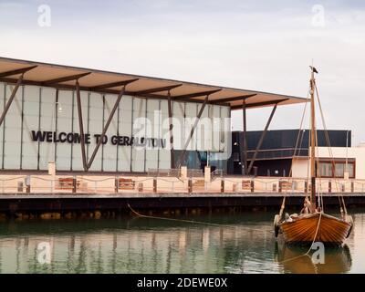 Replica del longboat di Batavia ormeggiato fuori Geraldton Musuem (completo di Osprey arroccato (Pandion haliaetus). Foto Stock