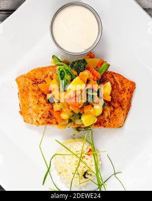 Filetto di salmone alla griglia con verdure miste brunoise Foto Stock