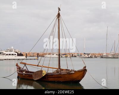 Replica del longboat di Batavia con Osprey (Pandion haliaetus) arroccato presso il porticciolo di Batavia di Geraldton. Foto Stock