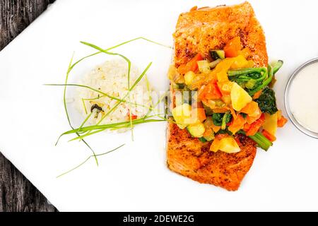 Filetto di salmone alla griglia con verdure miste brunoise Foto Stock