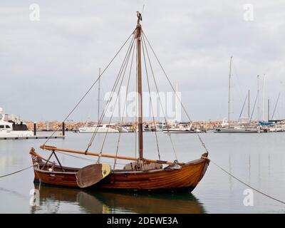 Replica del longboat di Batavia con Osprey (Pandion haliaetus) arroccato presso il porticciolo di Batavia di Geraldton. Foto Stock