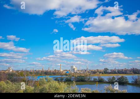 Augusta, GA USA - 12 01 20: Impianto industriale e palude Foto Stock