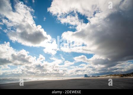 Brigantine, New Jersey, Stati Uniti. 1 Dicembre 2020. I pescatori gettano le loro linee nell'Oceano Atlantico su un giorno di caduta breezy martedì, 01 dicembre 2020 a 12th Street Beach a Brigantine, New Jersey. ( Credit: William Thomas Cain/Alamy Live News Foto Stock