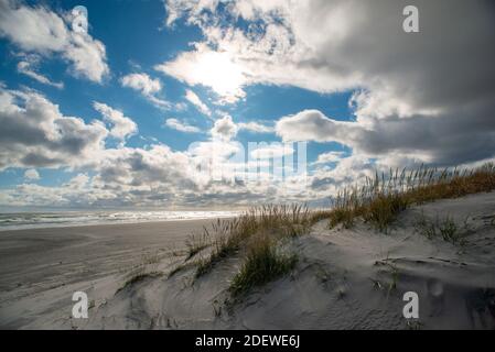 Brigantine, New Jersey, Stati Uniti. 1 Dicembre 2020. I pescatori gettano le loro linee nell'Oceano Atlantico su un giorno di caduta breezy martedì, 01 dicembre 2020 a 12th Street Beach a Brigantine, New Jersey. ( Credit: William Thomas Cain/Alamy Live News Foto Stock