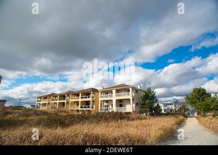 Brigantine, New Jersey, Stati Uniti. 1 Dicembre 2020. Le case sono viste attraverso le dune vicino all'Oceano Atlantico in un giorno di caduta Breezy Martedì, 01 dicembre 2020 a 12th Street Beach a Brigantine, New Jersey. ( Credit: William Thomas Cain/Alamy Live News Foto Stock