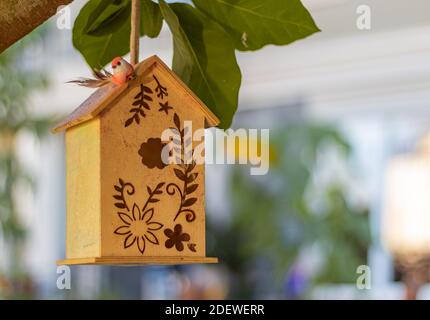 Birdhouse in legno su un albero nel giardino. Primo piano, messa a fuoco selettiva, sfondo sfocato, nessuno. Foto Stock