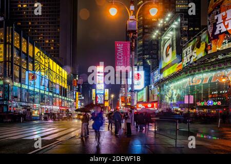 NEW YORK; USA - OTTOBRE 28 2009; New York City, USA in Times Square folle e traffico di notte Foto Stock