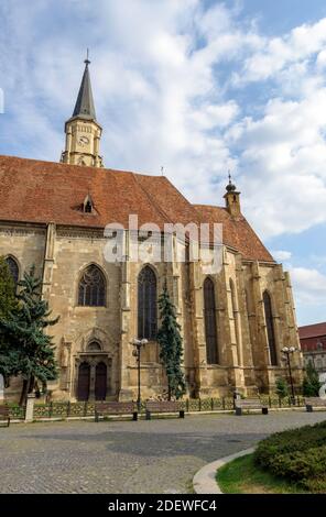 Chiesa di San Michele con torre a Piata Unirii, nel centro di Cluj-Napoca, in Romania Foto Stock