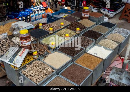 Goa India 11 novembre 2020 Stalli di spezie alimentari a Mapusa Mercato a Goa India Foto Stock