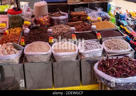 Goa India 11 novembre 2020 Stalli di spezie alimentari a Mapusa Mercato a Goa India Foto Stock