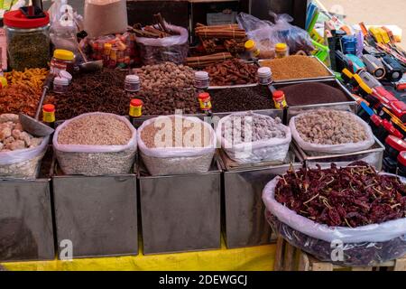 Goa India 11 novembre 2020 Stalli di spezie alimentari a Mapusa Mercato a Goa India Foto Stock