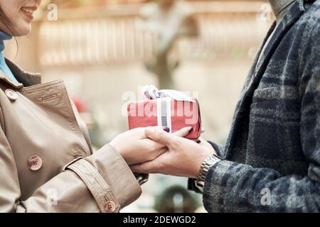 giovane donna asiatica che ceiving un regalo di natale o di compleanno da marito o ragazzo Foto Stock