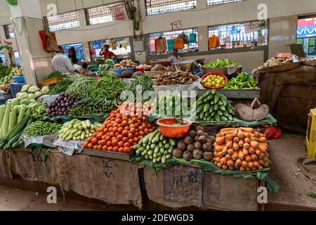 Goa India 11 novembre 2020 mostra di verdure fresche verdi per Vendita al mercato locale di Mapusa a Goa Foto Stock