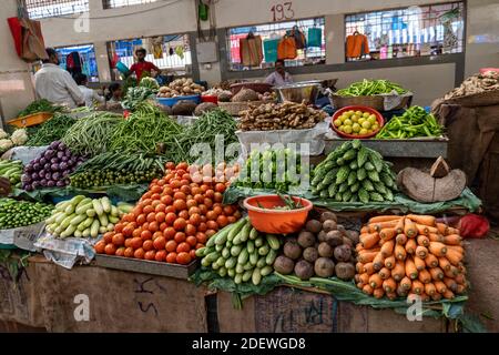 Goa India 11 novembre 2020 mostra di verdure fresche verdi per Vendita al mercato locale di Mapusa a Goa Foto Stock