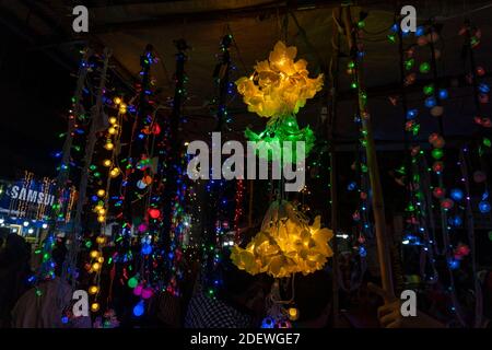 Mumbai India 14 novembre 2020 Vendere Diwali decorativo Fancy LED Lampade a corda multicolore lampade seriali in malad mercato Mumbai Foto Stock