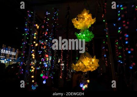 Mumbai India 14 novembre 2020 Vendere Diwali decorativo Fancy LED Lampade a corda multicolore lampade seriali in malad mercato Mumbai Foto Stock