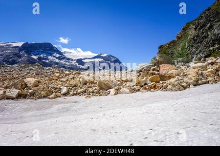 Ghiacciai alpini e il paesaggio innevato di Pralognan la Vanoise. alpi francesi. Foto Stock