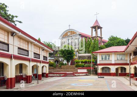 Il centro della città di Culion con la chiesa dell'epoca coloniale spagnola a Palawan, Filippine Foto Stock