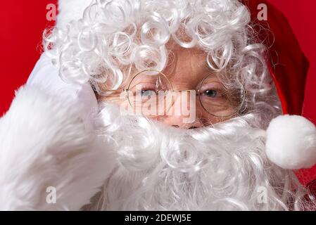 Ritratto dell'uomo vestito in costume di babbo natale. Ritratto di babbo natale. Foto Stock