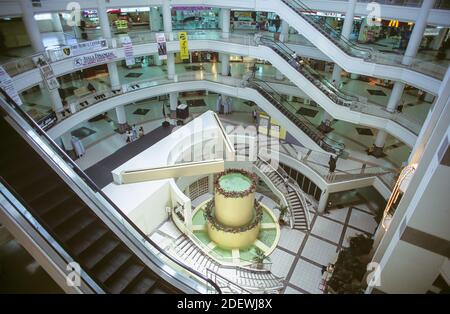 L'Ayala Center è un grande centro commerciale nel Cebu Business Park a Cebu City, nelle Filippine. In un giorno medio più di 85,000 persone visitano, aumentando a 135,000 nei fine settimana. Foto Stock