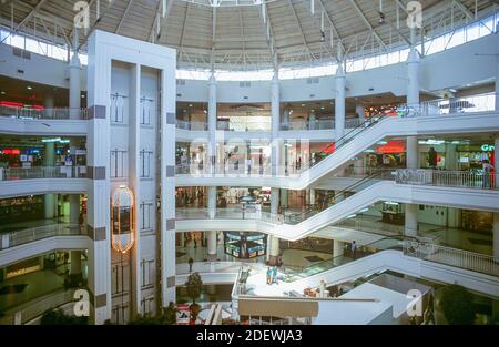 L'Ayala Center è un grande centro commerciale nel Cebu Business Park a Cebu City, nelle Filippine. In un giorno medio più di 85,000 persone visitano, aumentando a 135,000 nei fine settimana. Foto Stock