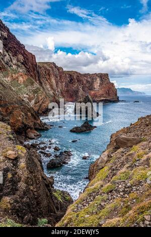 Vista delle scogliere rocciose acque cristalline dell'Oceano Atlantico a Ponta de Sao Lourenco, l'isola di Madeira, Portogallo. Foto Stock