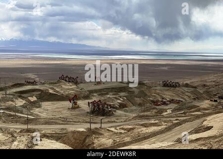 Haixi, Cina. 01 dicembre 2020. Il compito di acquisizione del progetto di esplorazione sismica Qaidam Basin è stato completato a Haixi, Qinghai, Cina, il 1 dicembre 2020.(Photo by TPG/cnsphotos) Credit: TopPhoto/Alamy Live News Foto Stock