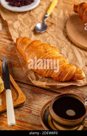 Croissant freschi per colazione serviti con una tazza di caffè Foto Stock