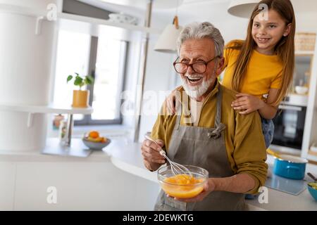 I nipoti si divertono, giocando con i nonni a casa Foto Stock