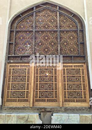 Yazd Iran. Circa aprile 2019. Simmetrico progettato bella porta di Dolat Abad vento giardino catchers, costruito nel 18 ° secolo. Patrimonio dell'umanità dell'UNESCO Foto Stock