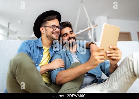 Felice coppia omosessuale maschile trascorrere il tempo insieme Foto Stock