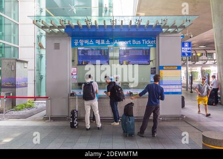 Passeggeri che prendono l'autobus per Seoul fuori dall'Aeroporto Internazionale di Incheon Foto Stock