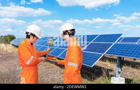 Il tecnico porta la scansione ThermoScan (termocamera) al pannello solare per un controllo della temperatura, dal concetto alla tecnologia utilizzata per controllare il danno in Foto Stock