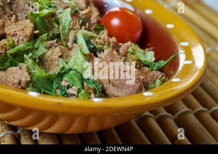 Romazava - piatto nazionale del Madagascar, composto da verdure, carne di zebù, pomodori e cipolle, combinazione di verdure a foglia verde Foto Stock