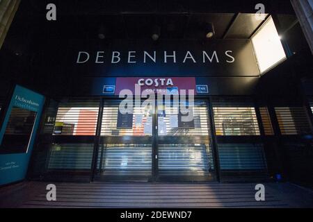 Glasgow, Scozia, Regno Unito. 2 dicembre 2020. Nella foto: La pandemia di COVID morde ancora una volta come gigante dello shopping britannico, Debehnams, annuncia che è quello di chiudere le sue porte dopo 242 anni di attività dopo i successivi anni di scarso commercio. Ieri sera il suo sito web Debenhams.com mette automaticamente gli acquirenti online in una coda virtuale e poi si schiantano con enorme domanda come gli acquirenti accedere per afferrare un ultimo affare. Credit: Colin Fisher/Alamy Live News Foto Stock