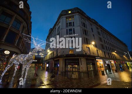 Glasgow, Scozia, Regno Unito. 2 dicembre 2020. Nella foto: La pandemia di COVID morde ancora una volta come gigante dello shopping britannico, Debehnams, annuncia che è quello di chiudere le sue porte dopo 242 anni di attività dopo i successivi anni di scarso commercio. Ieri sera il suo sito web Debenhams.com mette automaticamente gli acquirenti online in una coda virtuale e poi si schiantano con enorme domanda come gli acquirenti accedere per afferrare un ultimo affare. Credit: Colin Fisher/Alamy Live News Foto Stock