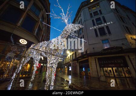 Glasgow, Scozia, Regno Unito. 2 dicembre 2020. Nella foto: La pandemia di COVID morde ancora una volta come gigante dello shopping britannico, Debehnams, annuncia che è quello di chiudere le sue porte dopo 242 anni di attività dopo i successivi anni di scarso commercio. Ieri sera il suo sito web Debenhams.com mette automaticamente gli acquirenti online in una coda virtuale e poi si schiantano con enorme domanda come gli acquirenti accedere per afferrare un ultimo affare. Credit: Colin Fisher/Alamy Live News Foto Stock