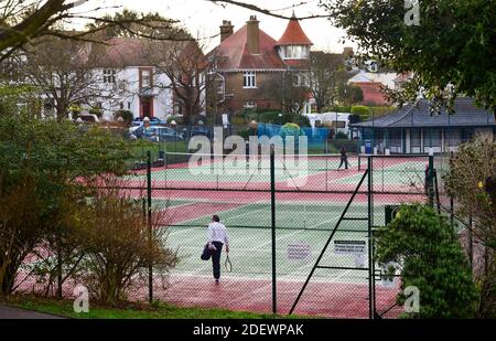 Brighton UK 2 dicembre 2020 - i giocatori di tennis tornano in azione all'inizio di questa mattina al Queens Park Tennis Club di Brighton, mentre l'Inghilterra torna alle restrizioni di livello del coronavirus . Brighton e Hove è nel Tier 2 delle nuove restrizioni e lo sport di base erba è permesso: Credit Simon Dack / Alamy Live News Foto Stock