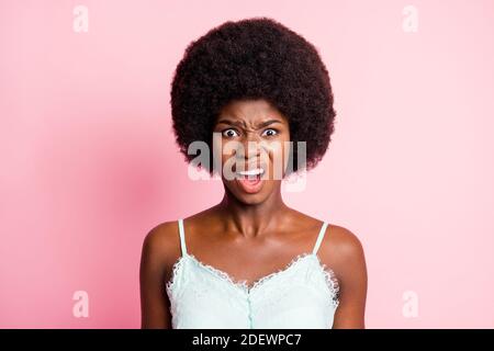 Foto di infelice scioccata giovane donna rendere grimace fastidioso umore isolato su sfondo di colore rosa pastello lucido Foto Stock