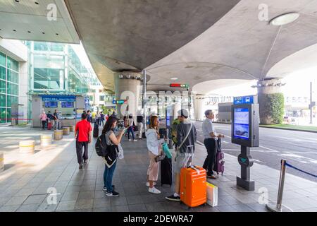 Passeggeri che prendono l'autobus per Seoul fuori dall'Aeroporto Internazionale di Incheon Foto Stock