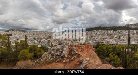 Vista di Atene dalla collina Strefi al mattino con splendide nuvole bianche. La collina si trova nel quartiere di Exarchia, ad Atene, Grecia, Europa Foto Stock
